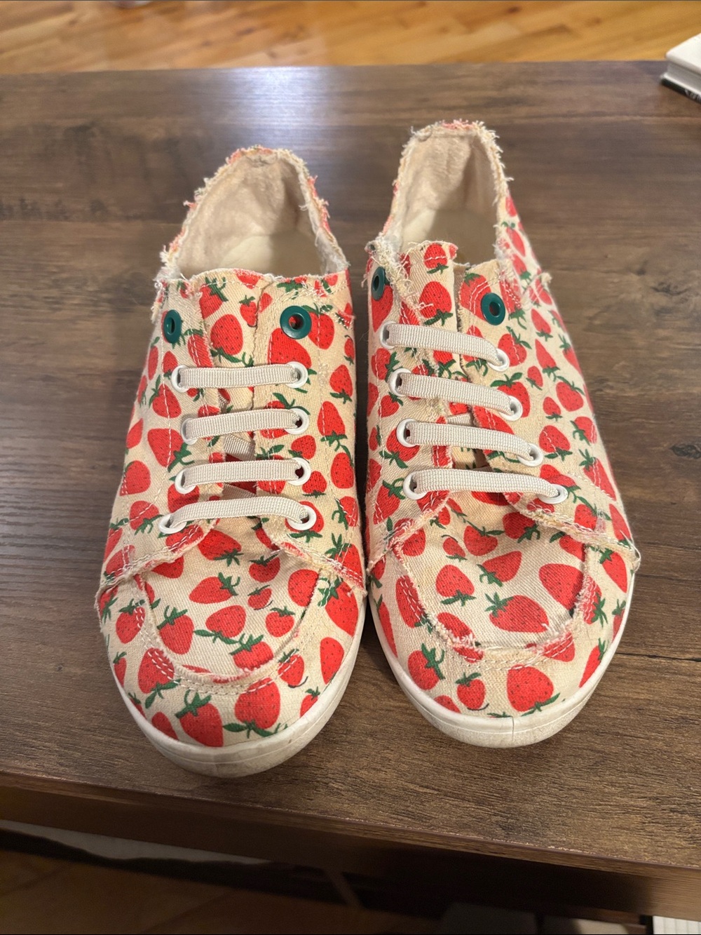Vionic Beach Women’s Strawberry Print Canvas Sneakers - White / Red Size 9